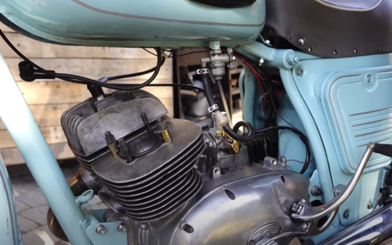Assembling the engine of an old Izh Jupiter motorcycle - the main thing is not to rush