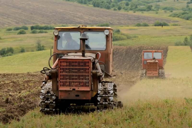 Sovětský traktor T-4 „Altaets“ - na některých místech je stále v provozu