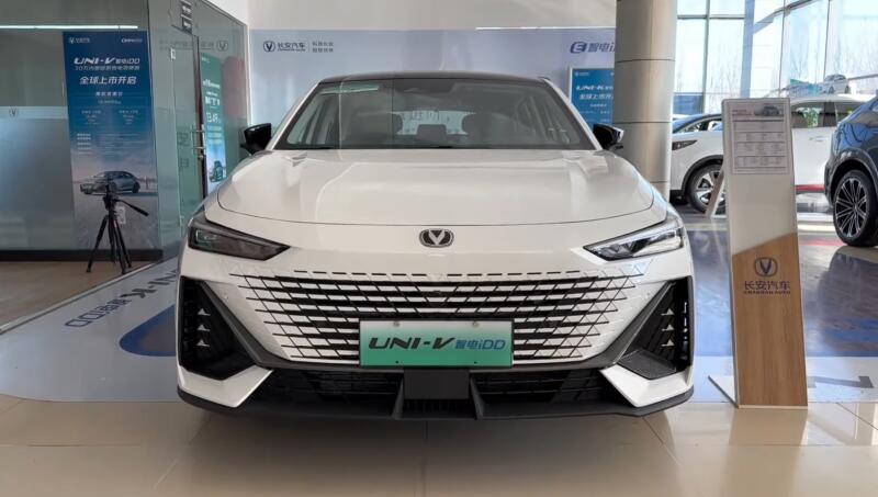 Гибридный седан Changan UNI-V iDD будут продавать всего за 1,46 млн рублей