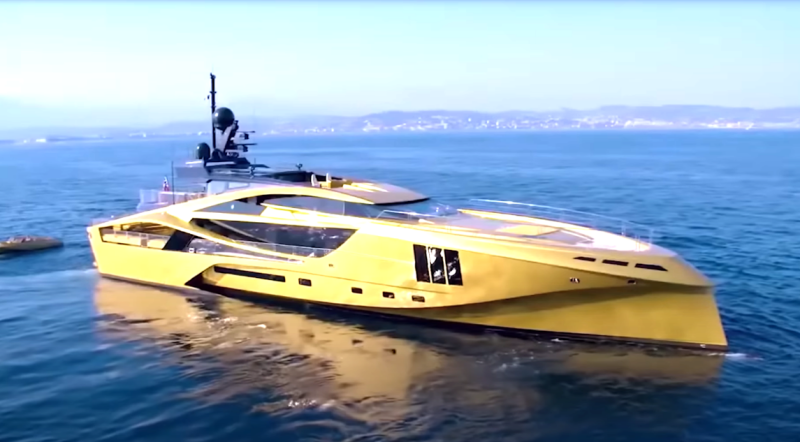 Let's not be timid, comrades: we are invited to a megayacht made of pure gold