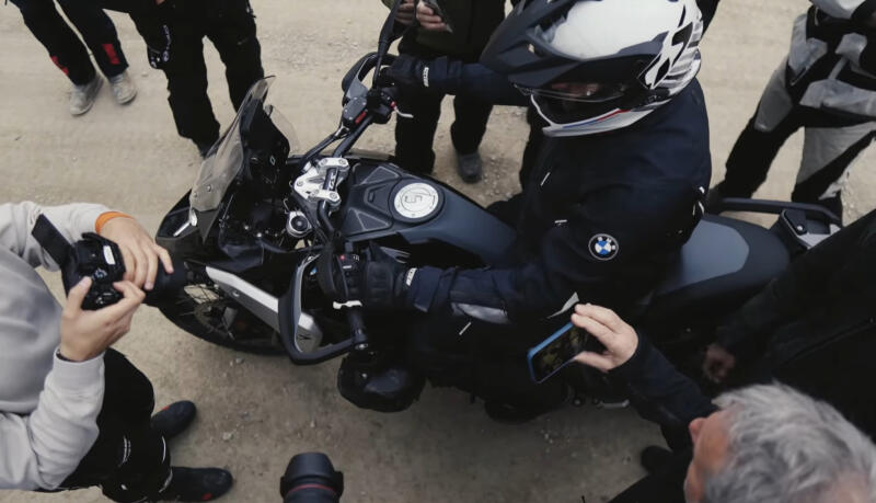 BMW Motorrad'ın Sihirli Düğmesi motosiklet kontrolünü yeni bir seviyeye taşıyor