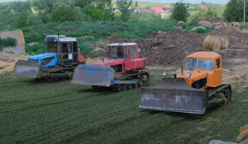 Тракторы ДТ-75 разных поколений на одном поле – от советского до российских моделей