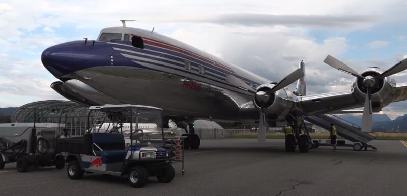 Дуглас DC-6, брошенный в аэропорту в прошлом веке, получил нового хозяина и снова демонстрирует свои возможности