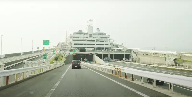 Токийская водная магистраль с пятиэтажным торговым центром