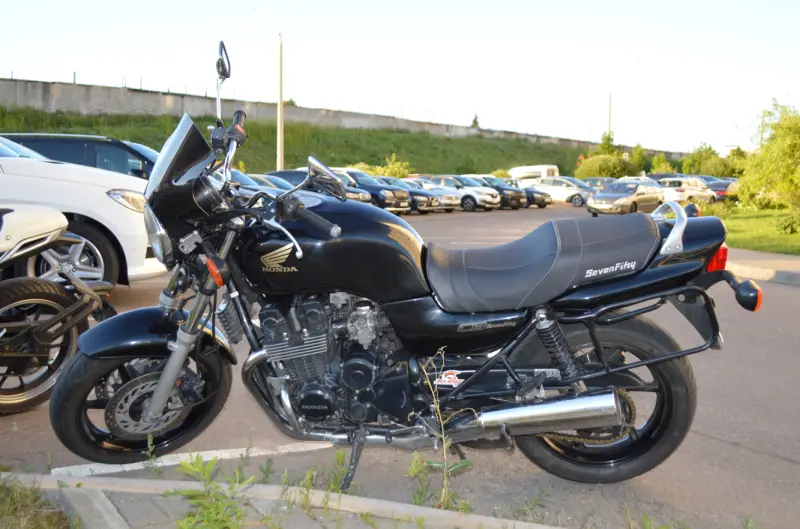 Honda CB750 Seven Fifty – надежный японский мотоцикл для любителей классики
