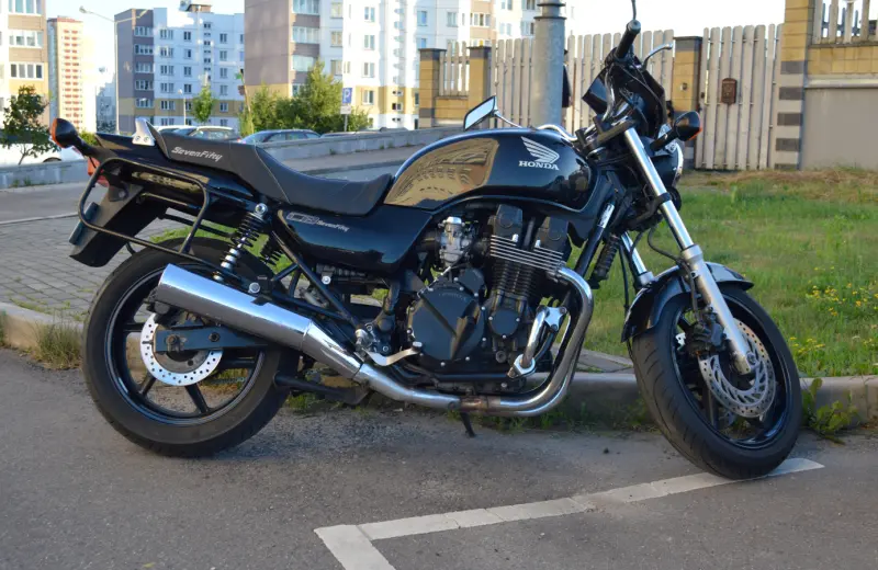 Honda CB750 Seven Fifty – надежный японский мотоцикл для любителей классики