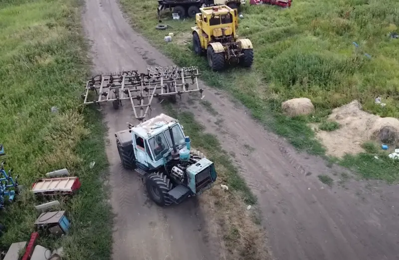 Советские тракторы «Кировец» и Т-150К – на каком поехать в соседнее село на дискотеку?