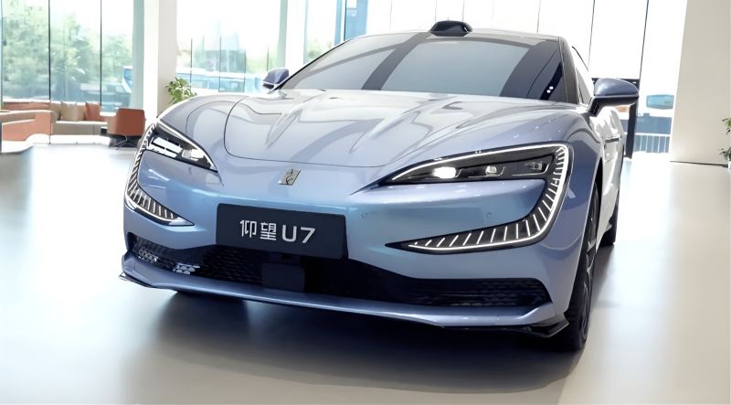 Четыре электромотора и 800 км на одном заряде: компания BYD презентовала флагманский седан Yangwang U7