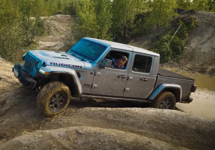 Jeep Gladiator на бездорожье – брутальный, но не очень проходимый