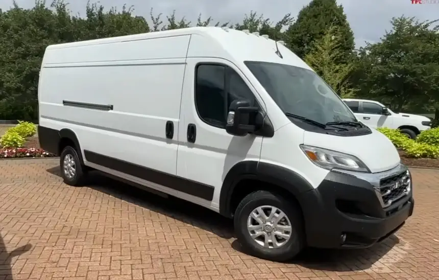 Ram ProMaster EV 2024: электрический фургон, который меняет правила игры