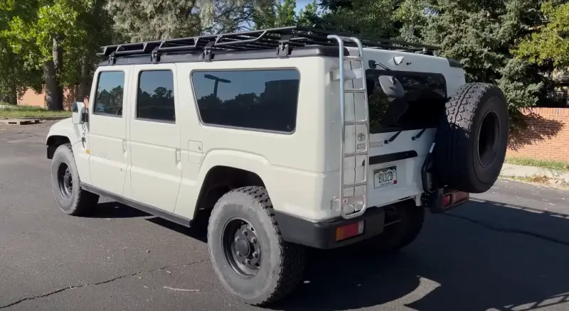 Недетский «мордобой»: в красном углу Toyota Mega Cruiser, в синем – Hummer H1