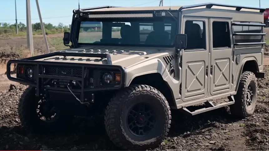 Недетский «мордобой»: в красном углу Toyota Mega Cruiser, в синем – Hummer H1