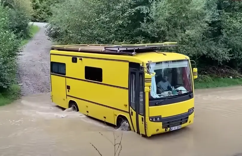 Уникальный дом на колесах из автобуса – все сделано своими руками