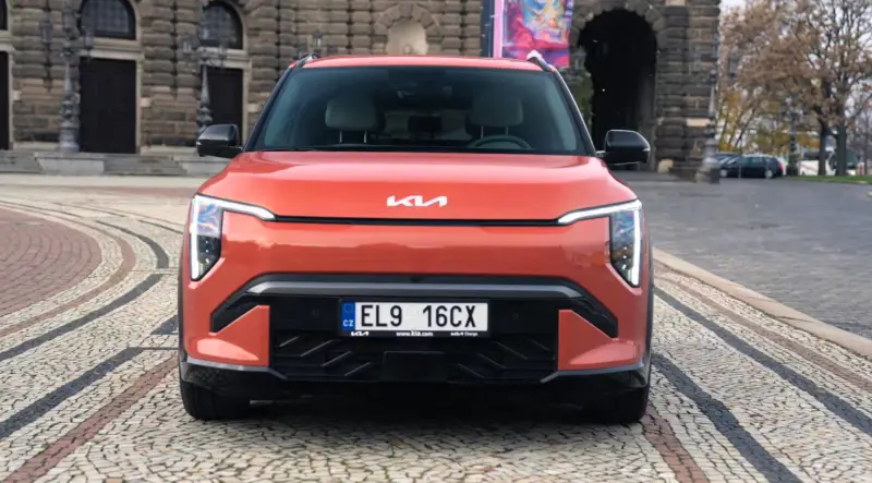 Новый внедорожник KIA EV3 уже колесит по Европе. Когда в России?