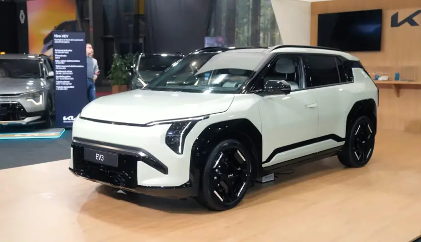 Новый внедорожник KIA EV3 уже колесит по Европе. Когда в России?