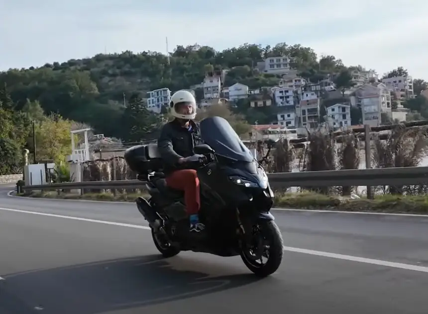 Новый максискутер Yamaha TMAX – когда «табуретка» не хуже мотоцикла