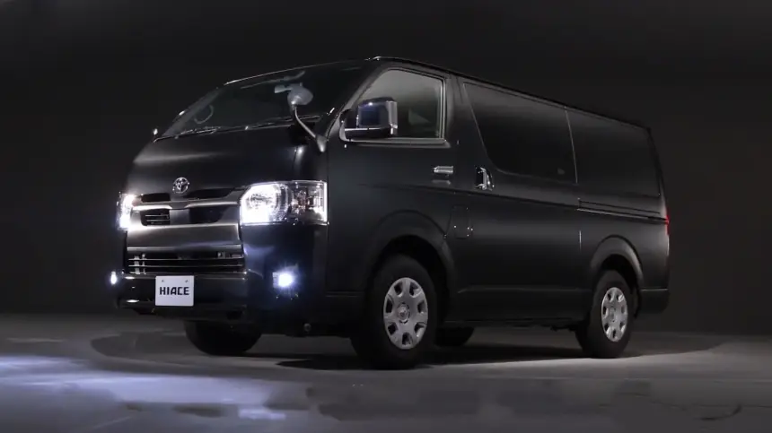 Toyota представила юбилейную спецверсию минивэна Hiace H200