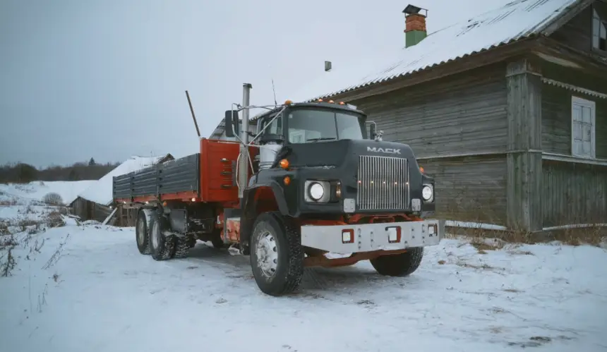 Mack DM690 – как старого «американца» запрягли работать в российском хозяйстве