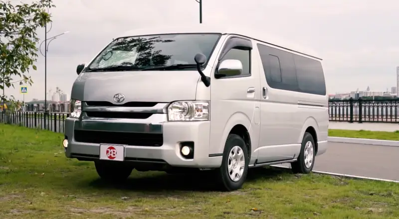 Toyota представила юбилейную спецверсию минивэна Hiace H200