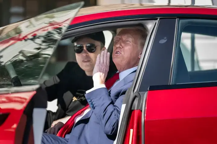 Зачем Трамп купил Tesla Model S: кажется, что Илона Маска настали сложные времена Зачем Трамп купил Tesla Model S: кажется, что Илона Маска настали сложные времена