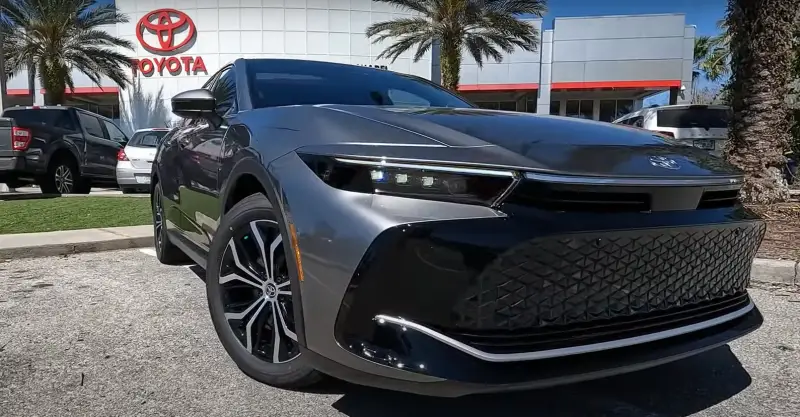 Toyota Crown Sedan 2025: эволюция модели за 70 лет на конвейере